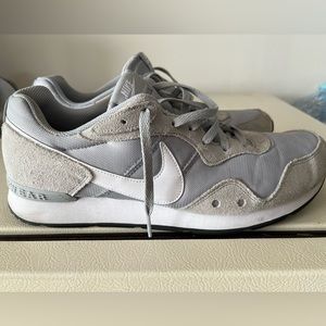 Men’s Nike Venture Runner, Tennis Shoes. Size 13. Good condition.